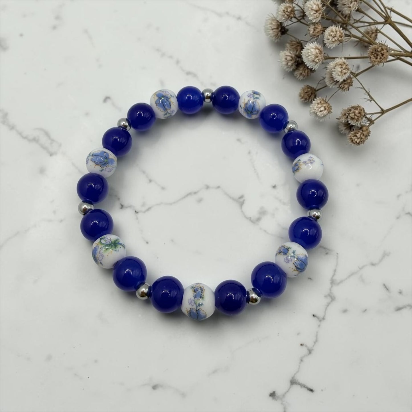 Handgemachtes Perlenarmband aus Edelstein- und Keramikperlen